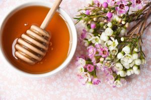 What are the health benefits and uses of Manuka honey?