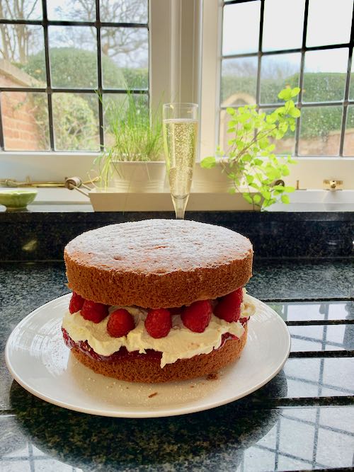 The best Victoria Sponge Cake stuffed with raspberries & whipped cream ...