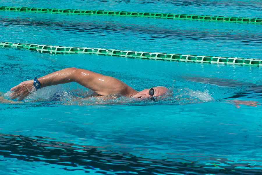 What are the best swimming routines and strokes to lose weight
