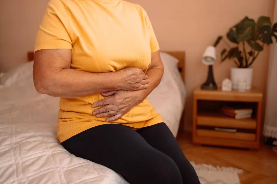What are the symptoms of diverticular disease and diverticulitis