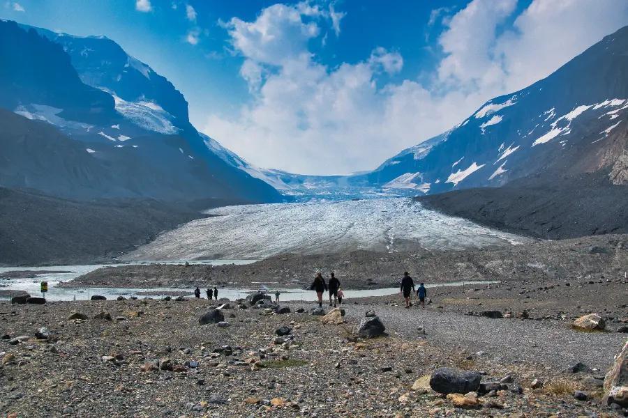 Explore turquoise lakes and mountain peaks in Canada’s most famous national parks
