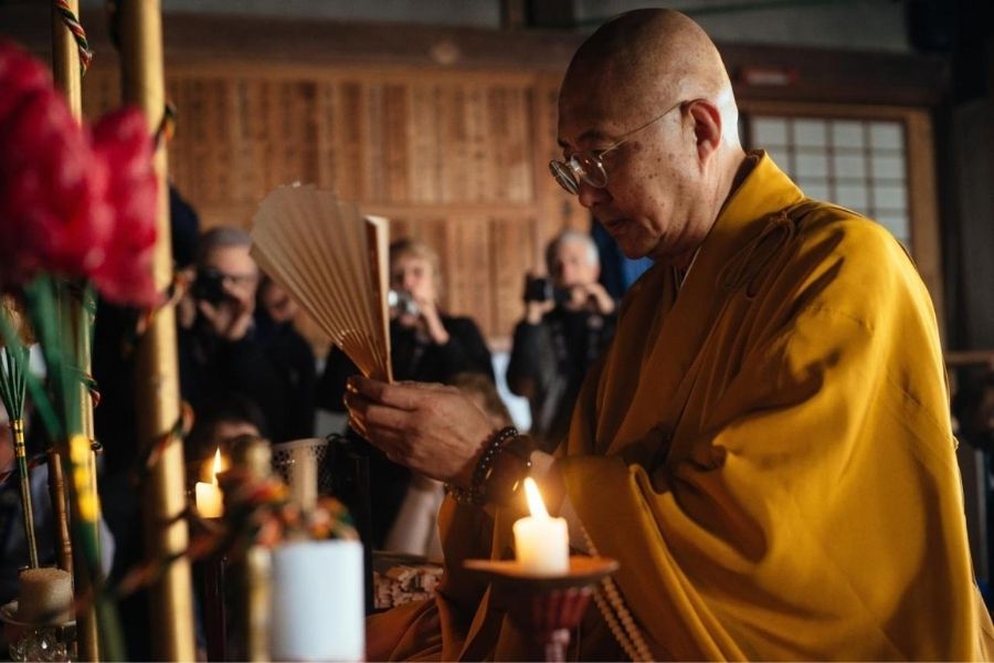 Japan spend the night in a Buddhist monastery